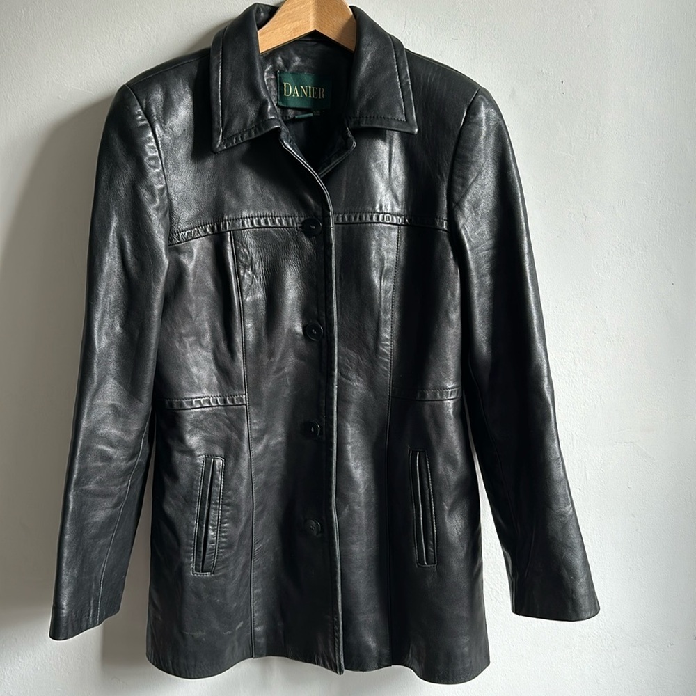 Danier women’s black leather single breasted jacket with lapels women’s US10-12